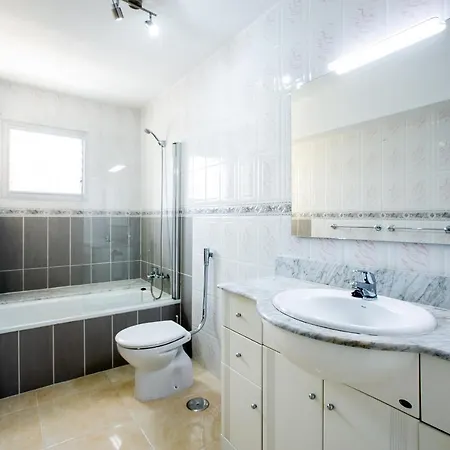 Апартаменты Fabulous New 2 Bedroom In Адехе